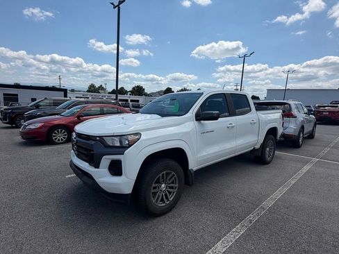 Used 2023 Chevrolet Colorado LT RWD image 2