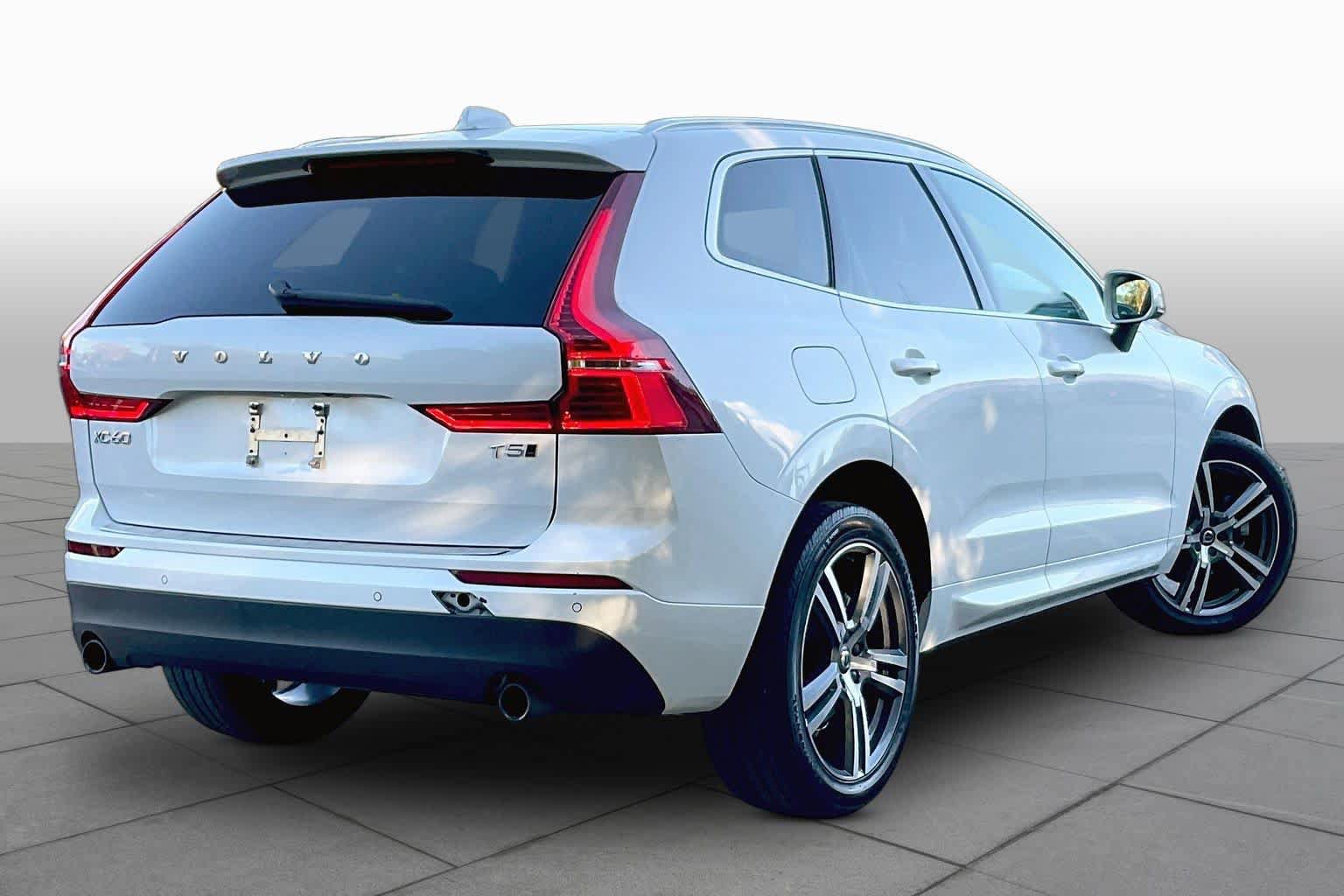Used 2021 Volvo XC60 T5 Momentum w/ Premium Package AWD/4WD image 12