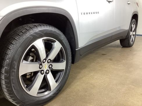 Used 2019 Chevrolet Traverse LT w/ LT Premium Package FWD image 2