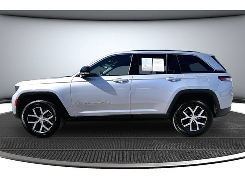 Certified 2024 Jeep Grand Cherokee Limited w/ Trailer Tow Package AWD/4WD image 17