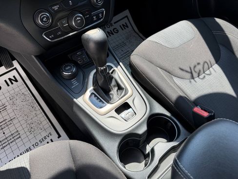 Used 2016 Jeep Cherokee Latitude w/ Cold Weather Group AWD/4WD image 15