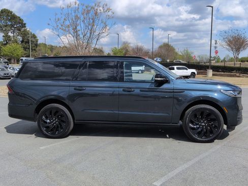 Used 2025 Lincoln Navigator L Reserve w/ Jet Appearance Package image 9