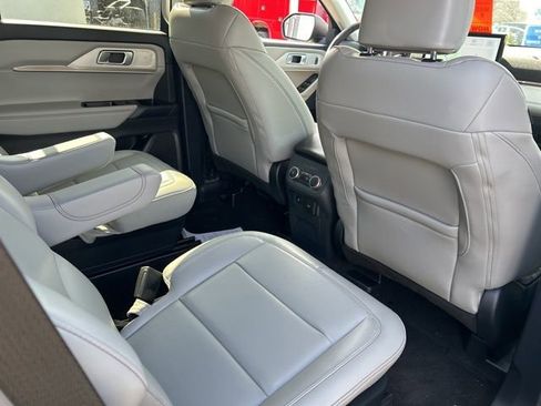 Used 2025 Ford Explorer Active w/ Active Comfort Package image 11