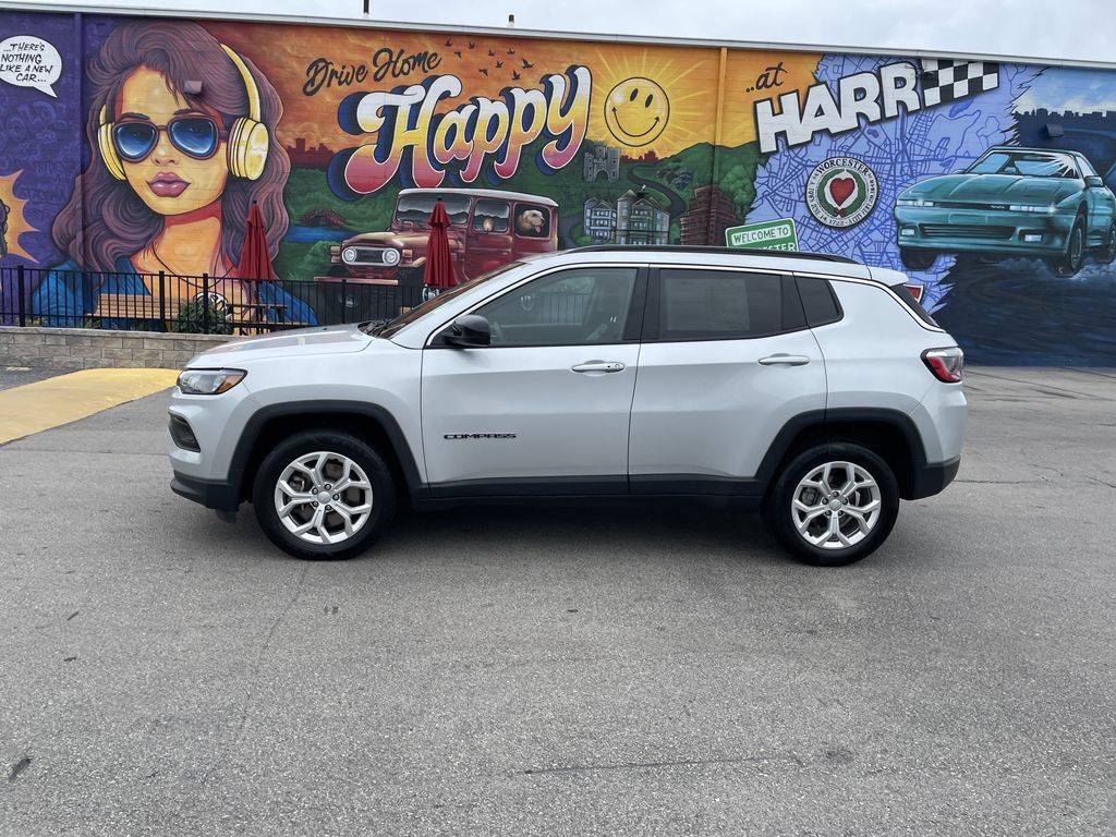Used 2024 Jeep Compass Latitude AWD/4WD image 2