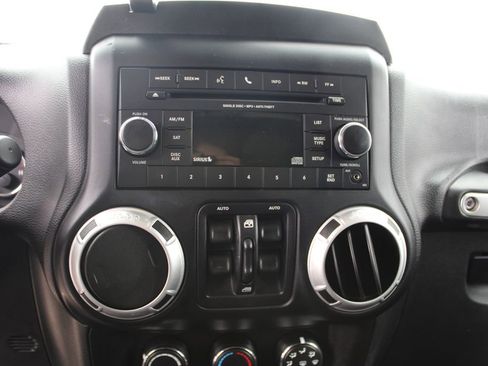 Used 2015 Jeep Wrangler Unlimited Rubicon w/ Connectivity Group image 5