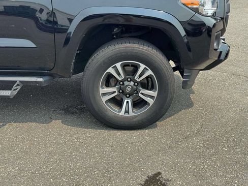 Used 2017 Toyota Tacoma TRD Sport w/ Tow Package (A/T) AWD/4WD image 9