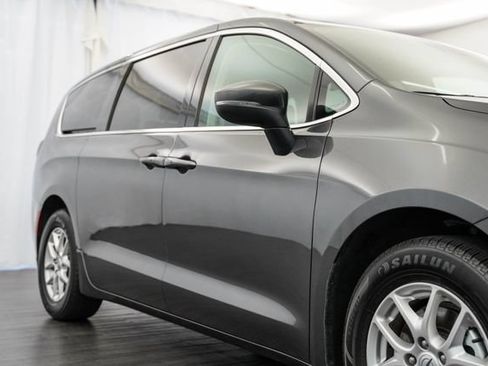 Used 2023 Chrysler Pacifica Touring-L FWD image 34
