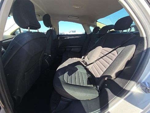 Used 2017 Ford Fusion SE FWD image 3