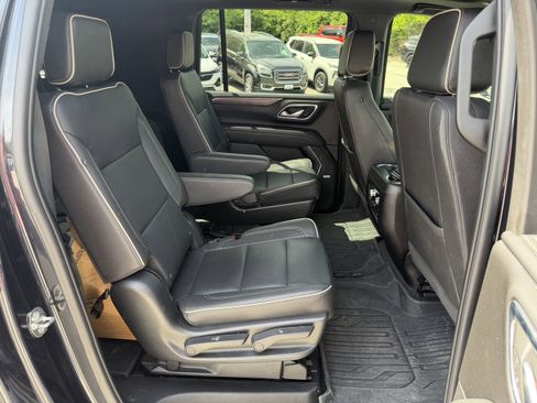 Used 2023 GMC Yukon XL SLT w/ SLT Premium Package AWD/4WD image 8