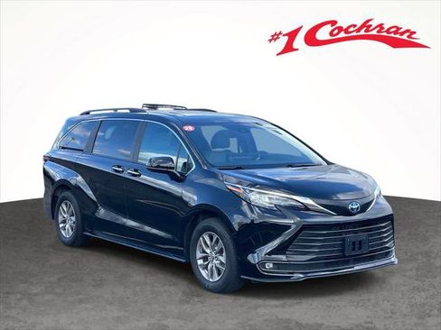 Certified 2025 Toyota Sienna XLE image 1