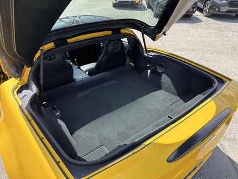 Used 2005 Chevrolet Corvette Coupe w/ Preferred Equipment Group RWD image 17