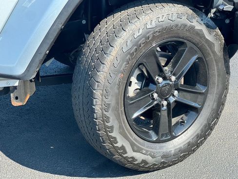 Used 2023 Jeep Wrangler Unlimited Sahara AWD/4WD image 9