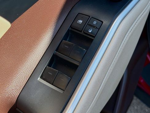 Used 2022 Toyota Highlander XLE image 24