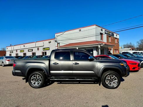 Used 2017 Toyota Tacoma Limited image 4