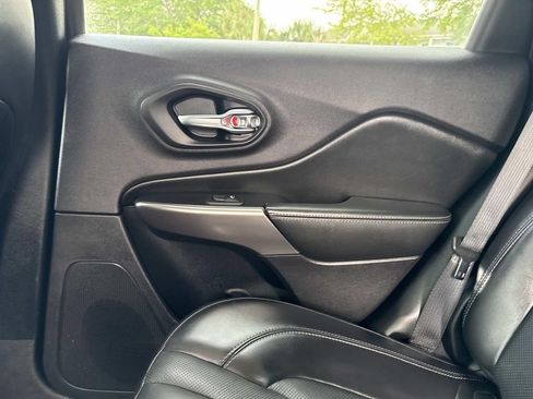 Used 2020 Jeep Cherokee Limited AWD/4WD image 18