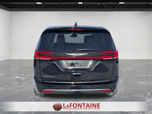 Certified 2024 Chrysler Pacifica Touring-L image 4