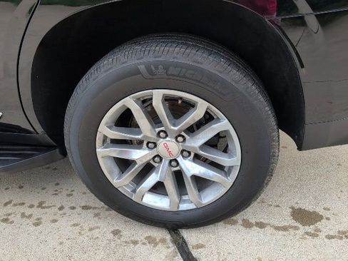 Used 2022 GMC Yukon SLT w/ SLT Premium Package image 3