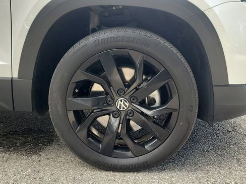 Used 2023 Volkswagen Taos SE w/ Panoramic Sunroof Package image 7