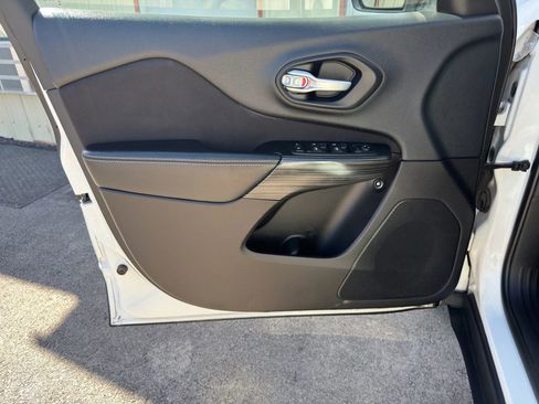 Used 2015 Jeep Cherokee Sport image 2