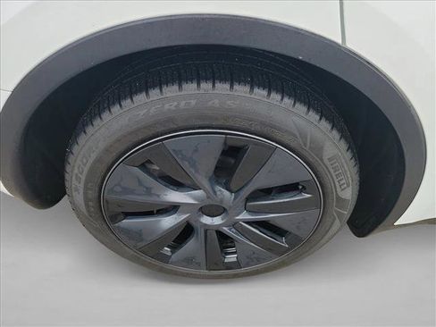 Used 2024 Tesla Model Y Long Range image 11