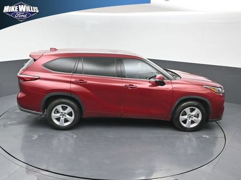 Used 2020 Toyota Highlander LE FWD image 16