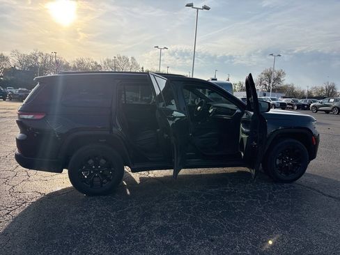 Used 2024 Jeep Grand Cherokee L Altitude image 8