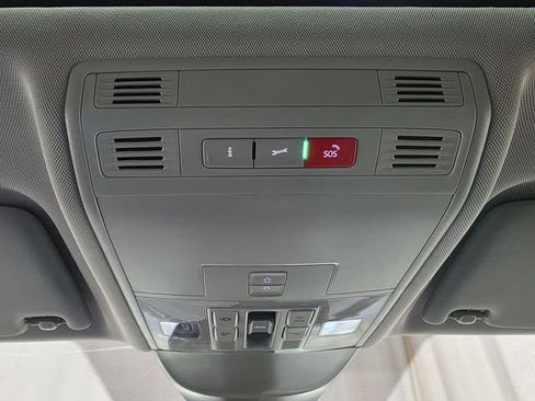 Certified 2025 Volkswagen Taos SE image 23