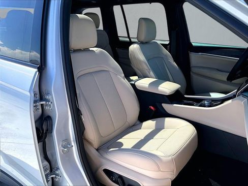 Used 2025 Jeep Grand Cherokee Limited w/ Luxury Tech Group II RWD image 9