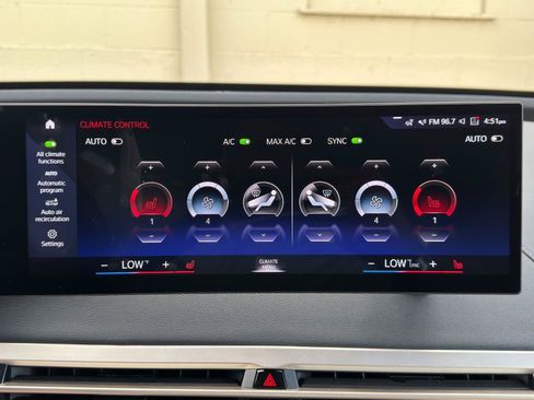 Used 2022 BMW iX xDrive50 w/ Sport Package AWD/4WD image 26