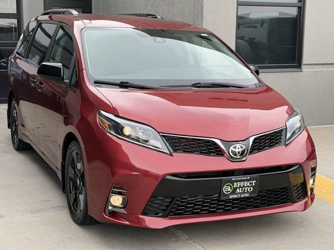 Used 2020 Toyota Sienna SE image 7