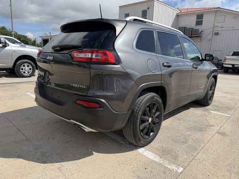 Used 2017 Jeep Cherokee Limited w/ Luxury Group AWD/4WD image 6