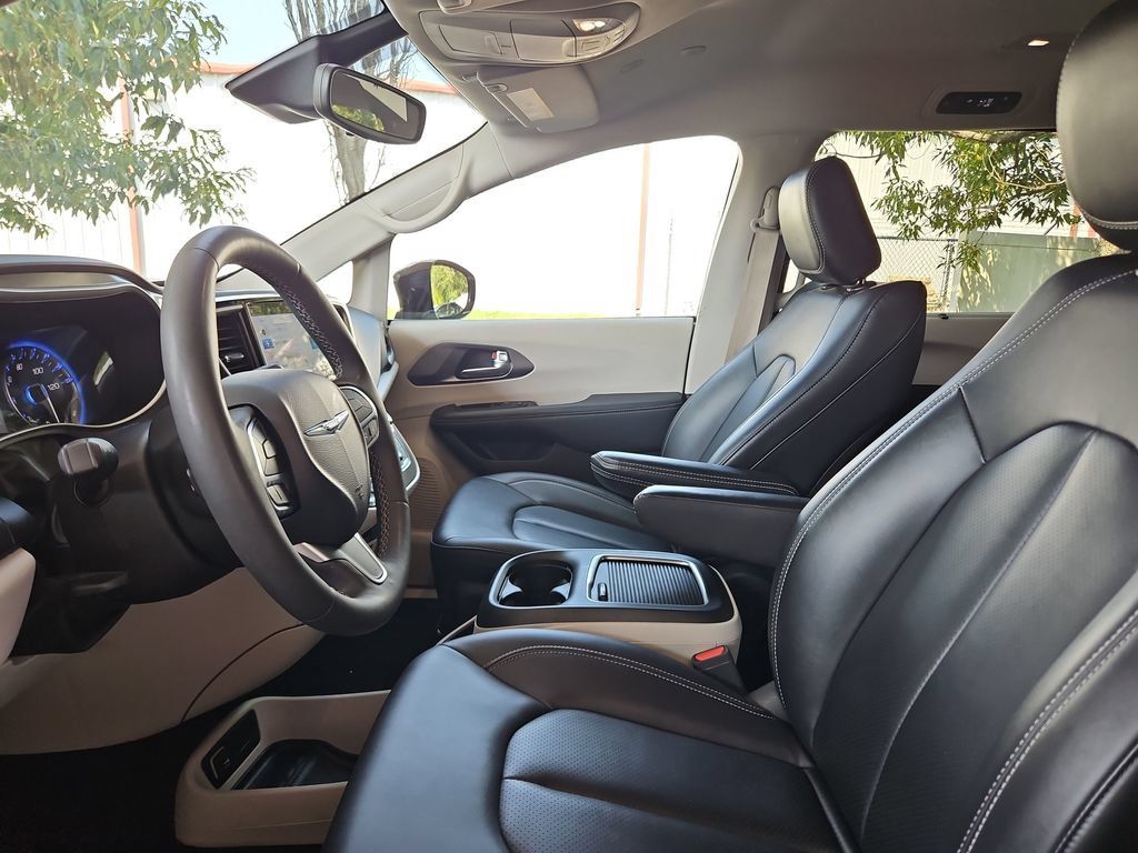 Used 2024 Chrysler Pacifica Touring-L FWD image 23