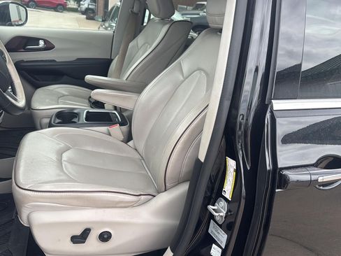 Used 2017 Chrysler Pacifica Limited FWD image 15