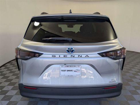 Used 2024 Toyota Sienna XLE FWD image 6