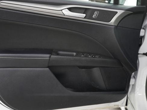 Used 2020 Ford Fusion SE image 17