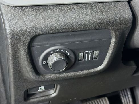 Used 2023 Jeep Grand Cherokee L Laredo RWD image 17