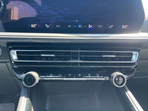 Used 2025 Chevrolet Traverse LT image 27