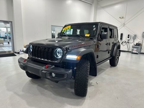 Used 2024 Jeep Wrangler Unlimited Rubicon w/ Dual Top Group AWD/4WD image 10