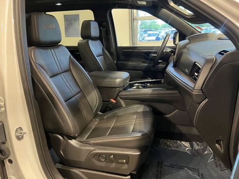 Used 2025 Chevrolet Suburban High Country AWD/4WD image 45