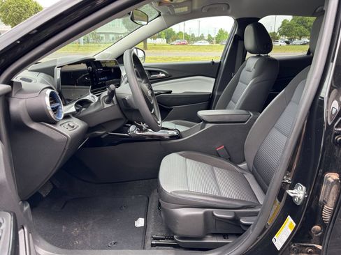 Used 2025 Chevrolet Trax LT FWD image 25