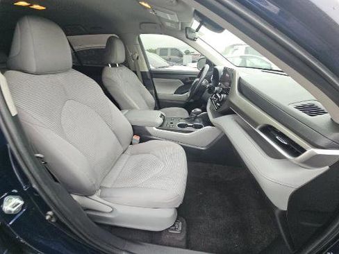 Used 2023 Toyota Highlander LE FWD image 6