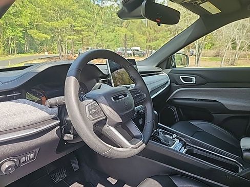 Used 2024 Jeep Compass Latitude image 9