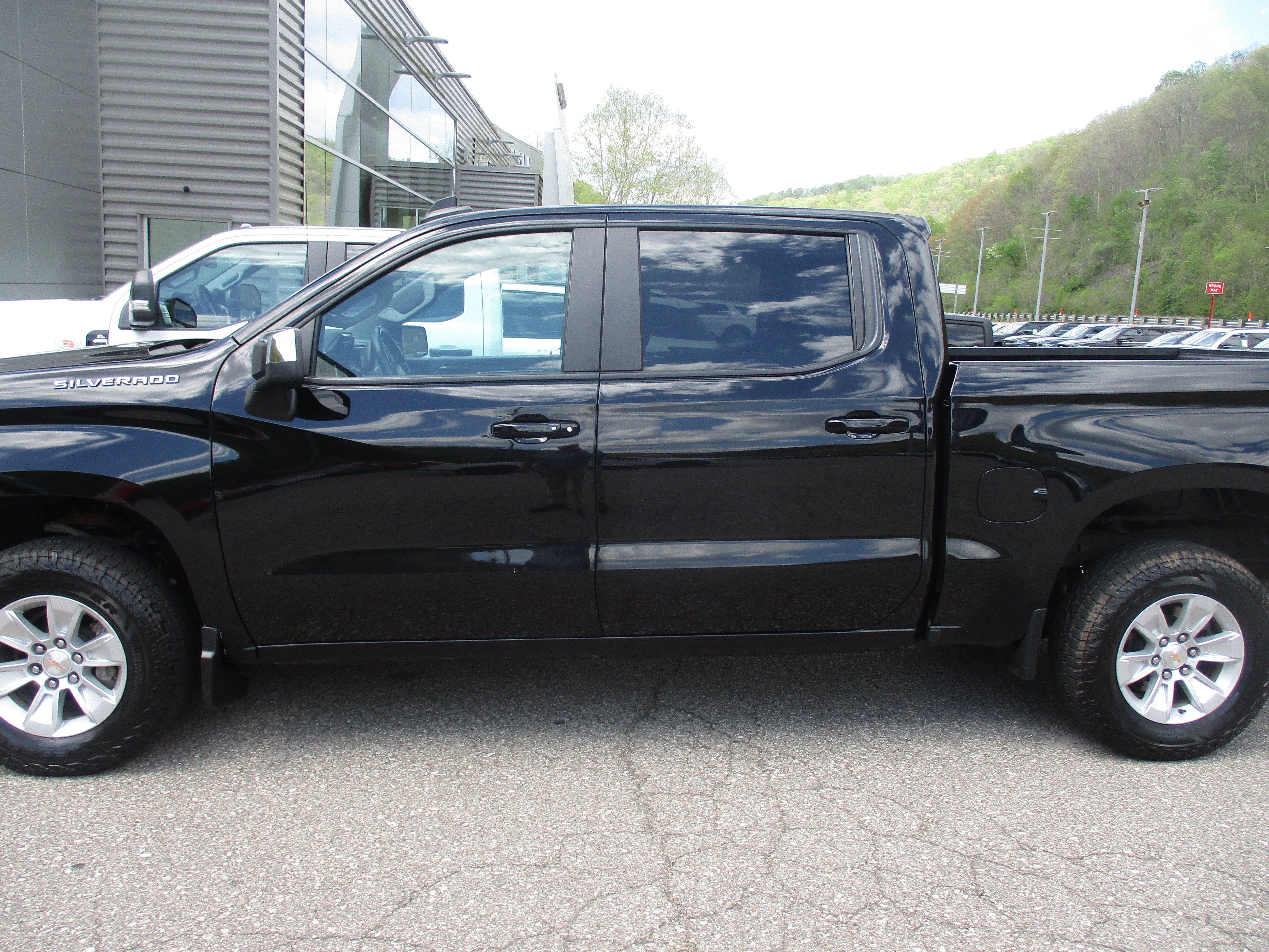 Used 2025 Chevrolet Silverado 1500 LT AWD/4WD image 7