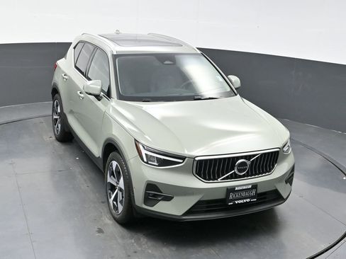 Used 2025 Volvo XC40 B5 Plus image 25