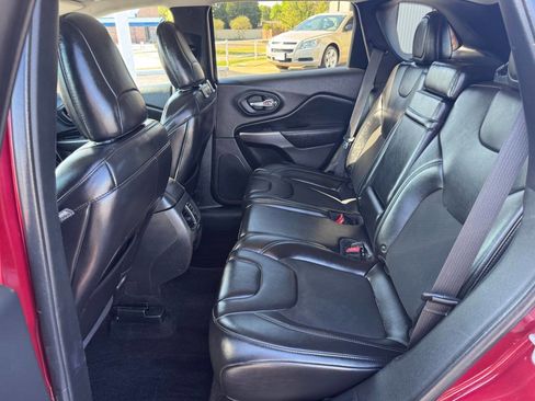 Used 2019 Jeep Cherokee Latitude Plus image 18