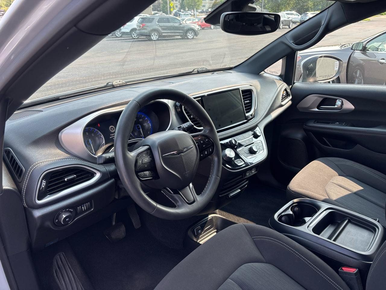 Used 2023 Chrysler Pacifica Touring FWD image 12