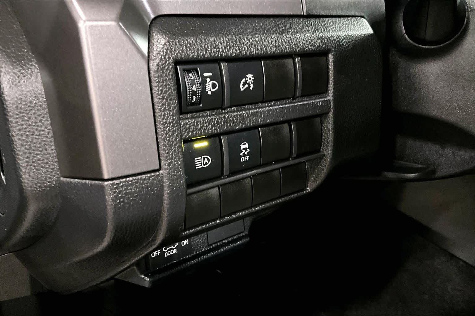 Certified 2025 Toyota Tacoma SR5 AWD/4WD image 32