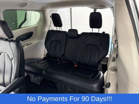 Used 2023 Chrysler Pacifica Touring-L FWD image 33