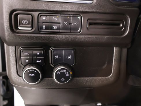 Used 2022 Chevrolet Suburban LT w/ Luxury Package image 8