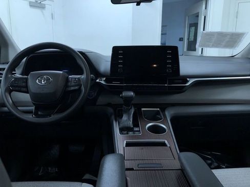 Certified 2022 Toyota Sienna LE image 17